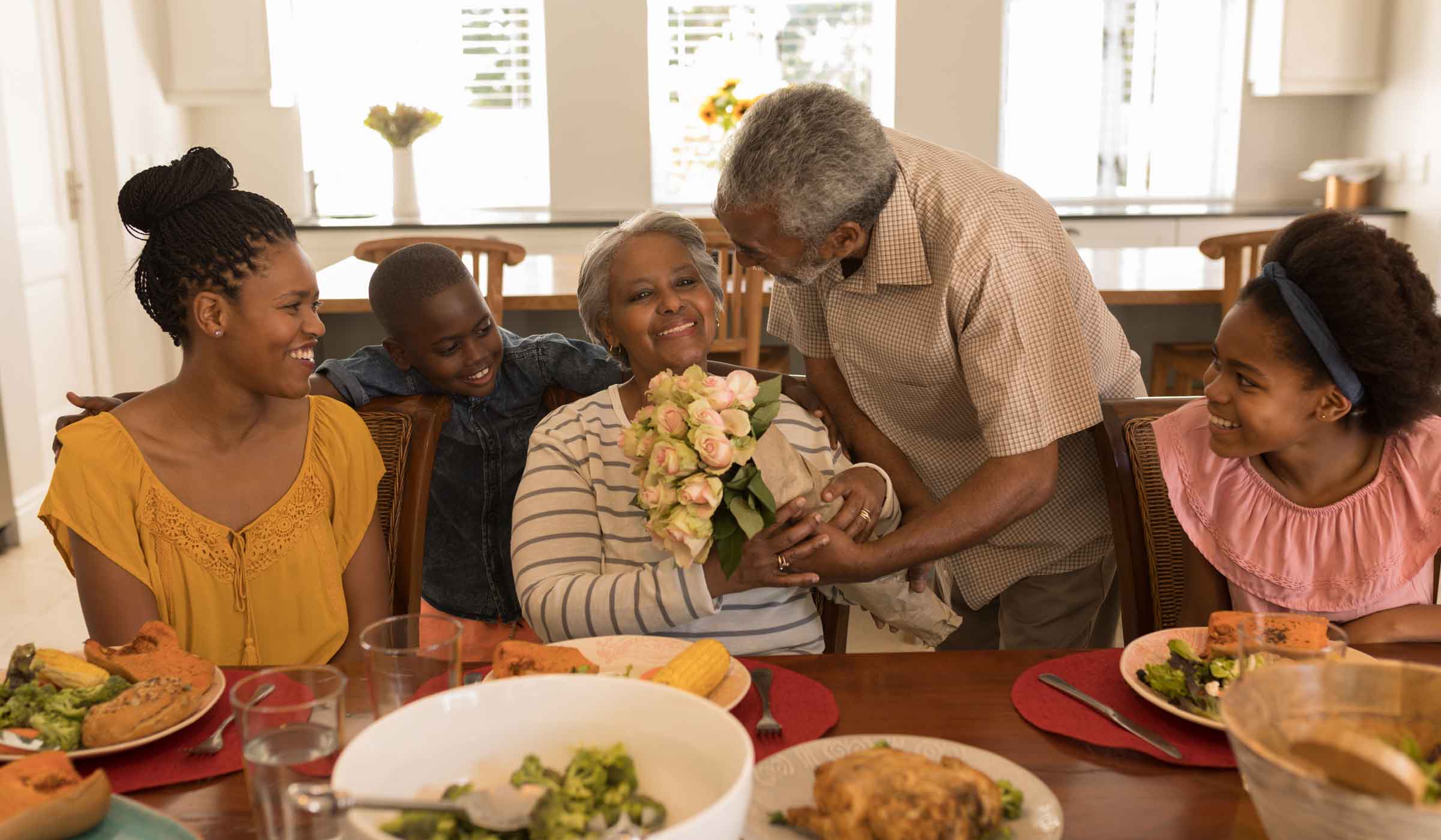 hero-family-dining